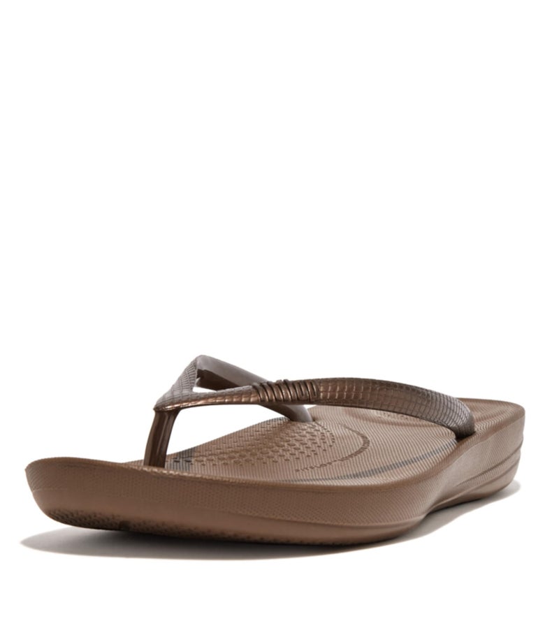 FitFlop صنادل فيت فلوب النسائية من iQushion المطاطية مع قاعدة قدم مخصصة للمشي، صنادل خفيفة الوزن بتصميم مريح مع دعم للقوس ووسائد لتخفيف تأثير القدم، برونزي، 8 أمريكي نسائي - Image 1